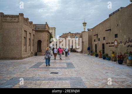 Dubai, Emirati Arabi Uniti -- 16 aprile 2023.. Una foto dei turisti in un tour a piedi attraverso Fort al Fahidi a Dubai. Foto Stock