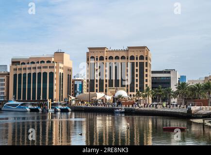 Dubai, Emirati Arabi Uniti -- 16 aprile 2023. Una fotografia del passaggio pedonale lungo il Dubai Creek Harbor. Foto Stock