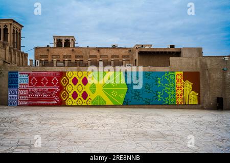 Dubai, Emirati Arabi Uniti -- 16 aprile 2023.. Una foto di un cortile aperto con arte muraria a Fort al Fahidi a Dubai. Foto Stock