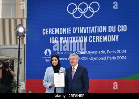 Parigi, Francia. 26 luglio 2023. Il rappresentante della squadra olimpica rifugiata riceve il suo invito durante la cerimonia di invito ai Giochi olimpici di Parigi 2024 organizzata dal Comitato Olimpico Internazionale presso la sede "Pulse" di Parigi 2024, in Francia, il 26 luglio 2023. Foto di Firas Abdullah/ABACAPRESS.COM credito: Abaca Press/Alamy Live News Foto Stock