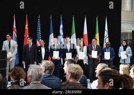 Parigi, Francia. 26 luglio 2023. I rappresentanti dei comitati olimpici presentano i loro inviti durante la cerimonia di invito ai Giochi olimpici di Parigi 2024 organizzati dal Comitato Olimpico Internazionale presso la sede centrale "Pulse" di Parigi 2024, in Francia, il 26 luglio 2023. Foto di Firas Abdullah/ABACAPRESS.COM credito: Abaca Press/Alamy Live News Foto Stock