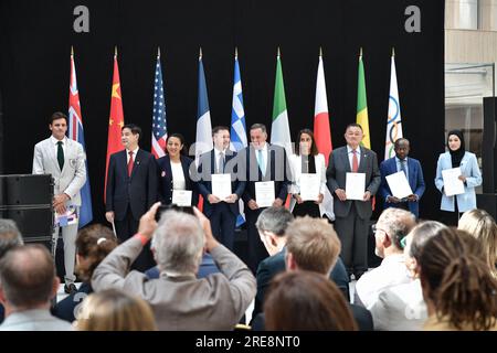 Parigi, Francia. 26 luglio 2023. I rappresentanti dei comitati olimpici presentano i loro inviti durante la cerimonia di invito ai Giochi olimpici di Parigi 2024 organizzati dal Comitato Olimpico Internazionale presso la sede centrale "Pulse" di Parigi 2024, in Francia, il 26 luglio 2023. Foto di Firas Abdullah/ABACAPRESS.COM credito: Abaca Press/Alamy Live News Foto Stock