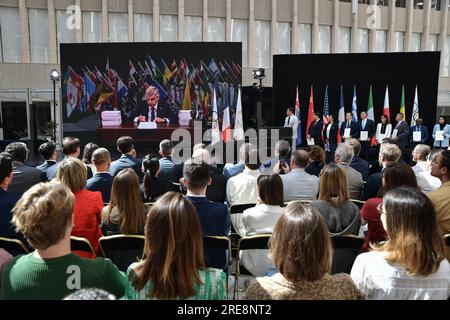 Parigi, Francia. 26 luglio 2023. I rappresentanti dei comitati olimpici presentano i loro inviti durante la cerimonia di invito ai Giochi olimpici di Parigi 2024 organizzati dal Comitato Olimpico Internazionale presso la sede centrale "Pulse" di Parigi 2024, in Francia, il 26 luglio 2023. Foto di Firas Abdullah/ABACAPRESS.COM credito: Abaca Press/Alamy Live News Foto Stock