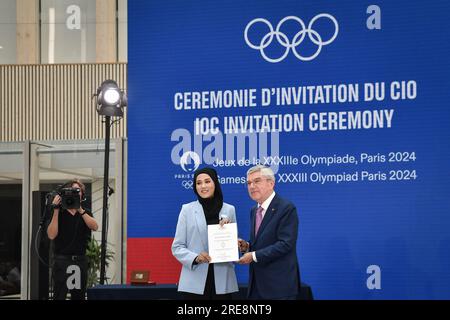 Parigi, Francia. 26 luglio 2023. Il rappresentante della squadra olimpica rifugiata riceve il suo invito durante la cerimonia di invito ai Giochi olimpici di Parigi 2024 organizzata dal Comitato Olimpico Internazionale presso la sede "Pulse" di Parigi 2024, in Francia, il 26 luglio 2023. Foto di Firas Abdullah/ABACAPRESS.COM credito: Abaca Press/Alamy Live News Foto Stock