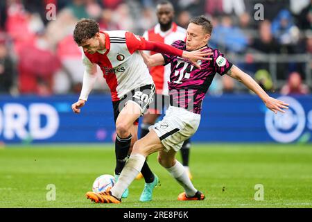 Rotterdam - Mats Wieffer del Feyenoord, Jens Toornstra dell'FC Utrecht durante la partita tra Feyenoord e FC Utrecht allo Stadion Feijenoord De Kuip il 2 Foto Stock