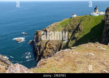Il faro di St ABB's Head fu progettato e costruito dai fratelli David Stevenson e Thomas Stevenson e iniziò il servizio il 24 febbraio 1862 Foto Stock