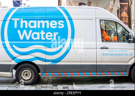 Londra, Regno Unito. 26 luglio 2023. Un operaio sembra dormire nel furgone, presumibilmente per una pausa - stiamo riparando tubi dice il cartello sulla recinzione intorno a un buco scavato da Thames Water in Old Bond Street. La mancanza di attività è una metafora dei problemi dell'azienda e dei lenti progressi nella riparazione delle perdite. Crediti: Guy Bell/Alamy Live News Foto Stock