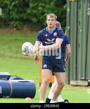 Oriam Sports Centre Edinburgh.Scotland, Regno Unito. 26 luglio 2023. Sessione di allenamento della Scotland Rugby Team per la famosa partita della Grouse Nations Series contro l'Italia sabato 29 luglio 23. Stafford McDowall (centro dei Glasgow Warriors) debutta in Scozia. Crediti: eric mccowat/Alamy Live News Foto Stock