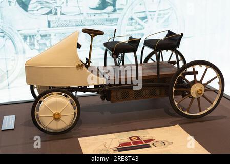 Oyama-cho, Sunto-gun, Shizuoka, Giappone - 27 marzo 2023: Lohner-Porsche 'Semper Vivus' in miniatura in una vetrina acrilica, in mostra alla Fuji Motorsport Foto Stock