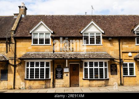 Pub "Horse and Hounds" nel villaggio di Broadway, Worcestershire, Inghilterra, nella zona Cotwolds di straordinaria bellezza naturale. Foto Stock