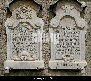 Due lapidi in marmo bianco risalenti al XVIII secolo con iscrizione in tedesco antico, incassate nella parete esterna della rinascimentale chiesa di San Pietro in Foto Stock