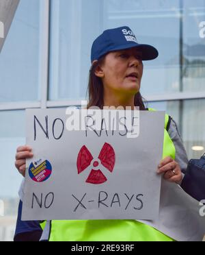 Londra, Regno Unito. 26 luglio 2023. I membri della Society of Radiographers (SOR) si trovano al picchetto fuori dall'University College Hospital mentre i radiografi in Inghilterra continuano il loro sciopero sulla paga il secondo giorno. Credito: Vuk Valcic/Alamy Live News Foto Stock