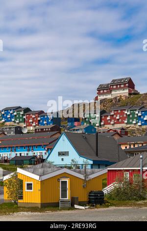 Case colorate a Qaqortoq, Groenlandia a luglio Foto Stock