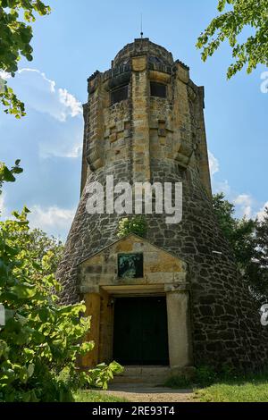 L'antica torre Bismarck è un punto di riferimento storico lungo il sentiero escursionistico Teutoschleifen intorno a Tecklenburg in Germania. Foto Stock