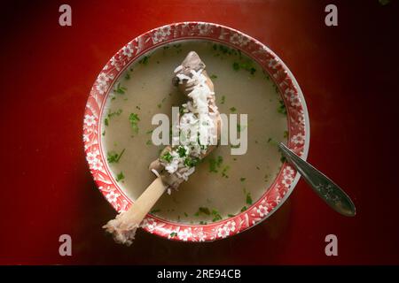 Caldo de cordero è una zuppa tradizionale della città di Cusco in Perù. Viene servito con riso, carne di agnello e brodo di carne. Foto Stock