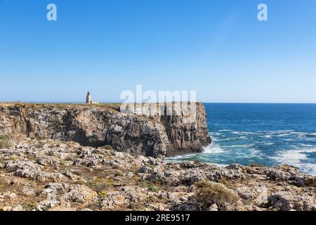 Farol de Sagres (faro di Ponta de Sagres) in una splendida giornata di sole situata su un'alta scogliera, Algarve, Portogallo Foto Stock