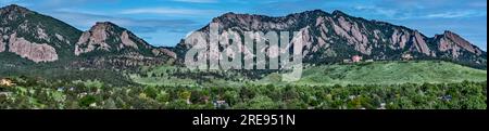 Flatirons vicino a Boulder, Colorado, vista dal lago Viele vicino alla scuola superiore Fariview a South Boulder. Mostra la NCAR sulla collina. Foto Stock