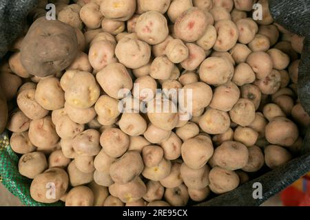 Varietà di patate peruviane nel mercato centrale della città di Cusco in Perù. Foto Stock