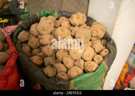 Varietà di patate peruviane nel mercato centrale della città di Cusco in Perù. Foto Stock