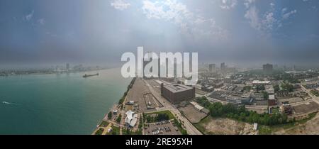 Vista aerea del centro di Detroit e del fiume Detroit, con fumosità che si propagano dal Canada il 29 giugno 2023, attivando allarmi di qualità dell'aria. Foto Stock