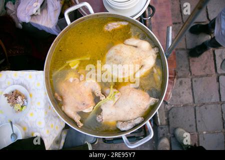 Caldo de Gallina. Il brodo di pollo è un piatto tradizionale della gastronomia peruviana Foto Stock