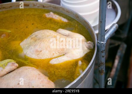 Caldo de Gallina. Il brodo di pollo è un piatto tradizionale della gastronomia peruviana Foto Stock