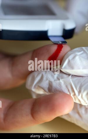 Coburg, Germania. 23 luglio 2023. Usando una lancetta sottile, uno studente infermieristico prende una goccia di sangue dalla punta di un dito per determinare i livelli di glucosio nel sangue. Questa settimana, i primi laureati in infermieristica generalista in Baviera riceveranno i loro certificati di laurea. Crediti: Pia Bayer/dpa/Alamy Live News Foto Stock