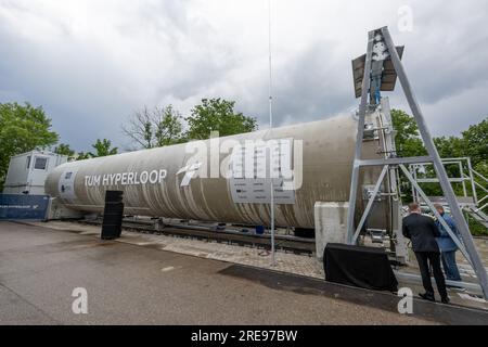 Ottobrunn, Germania. 26 luglio 2023. Il tubo del binario di prova Hyperloop si trova all'esterno prima che inizi l'apertura. Il nuovo tracciato di prova Hyperloop presso l'Università tecnica di Monaco (TUM) comprende un tubo sottovuoto in calcestruzzo lungo 24 metri e un veicolo passeggeri di dimensioni normali - è il primo in Europa ad essere completamente certificato per il funzionamento dei passeggeri, secondo TUM. Crediti: Peter Kneffel/dpa/Alamy Live News Foto Stock