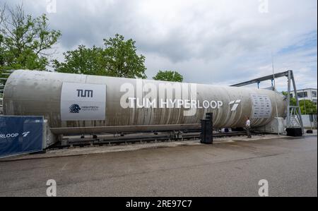 Ottobrunn, Germania. 26 luglio 2023. Il tubo del binario di prova Hyperloop si trova all'esterno prima che inizi l'apertura. Il nuovo tracciato di prova Hyperloop presso l'Università tecnica di Monaco (TUM) comprende un tubo sottovuoto in calcestruzzo lungo 24 metri e un veicolo passeggeri di dimensioni normali - è il primo in Europa ad essere completamente certificato per il funzionamento dei passeggeri, secondo TUM. Crediti: Peter Kneffel/dpa/Alamy Live News Foto Stock