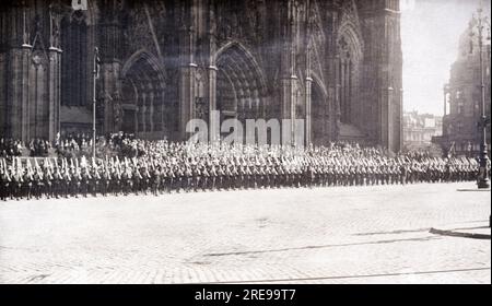 Uomini del 20th Battalion, Durham Light Infantry che sfilavano di fronte alla cattedrale di Colonia nella Germania occupata dagli inglesi, nel 1919. Foto Stock