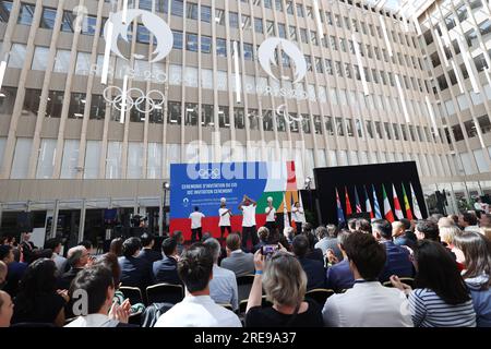 Saint Denis. 26 luglio 2023. I ballerini si esibiscono durante una cerimonia che segna un anno fino alla cerimonia di apertura delle Olimpiadi di Parigi a Saint-Denis, vicino a Parigi, in Francia, il 26 luglio 2023. Crediti: Gao Jing/Xinhua/Alamy Live News Foto Stock