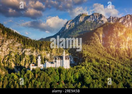 Il famoso castello di Neuschwanstein con un paesaggio montano panoramico vicino a Fussen, Baviera, Germania. Castello di Neuschwanstein a Hohenschwangau, Germania. Foto Stock