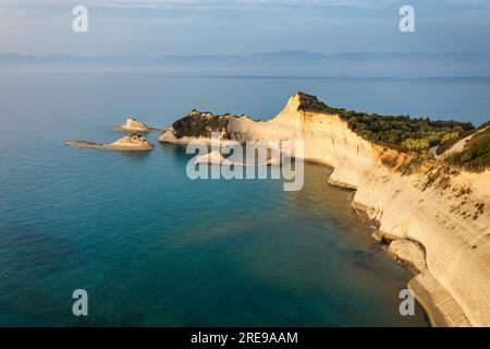 Bella vista di Capo Drastis nell'isola di Corfù in Grecia. Capo Drastis, le imponenti formazioni del suolo, rocce e le acque blu pano Foto Stock