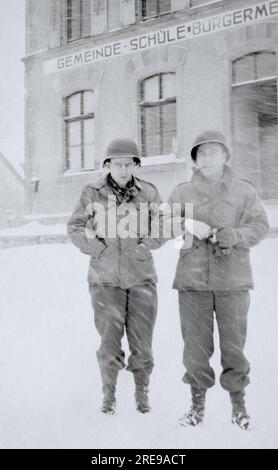 Due soldati americani di fronte a una scuola nella Germania occupata durante la seconda guerra mondiale, intorno al 1945. Foto Stock