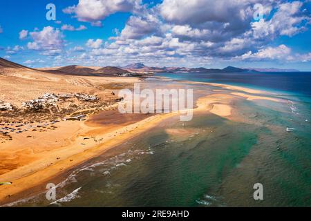 Penisola di Jandia, Risco del Paso, Playas de Sotavento e Laguna de Sotavento, Fuerteventura, Isole Canarie, Spagna, Atlantico, Europa. Volo di kitesurf Foto Stock