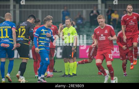 Park Hall, Oswestry, Shropshire, Inghilterra, 20 luglio 2023. Le due squadre stringono la mano con i funzionari prima del calcio d'inizio, durante il Quay Nomads Football Club di Connah contro Knattspyrnufélag Akureyrar/ KA Akureyri nella prima fase di qualificazione della UEFA Europa Conference League 2023/2024, al Park Hall. (Immagine di credito: ©Cody Froggatt/Alamy Live News) Foto Stock