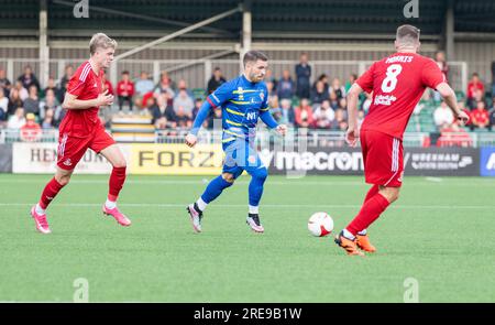 Park Hall, Oswestry, Shropshire, Inghilterra, 20 luglio 2023. Il Hallgrímur Mar Steingrímsson di KA Akureyri corre sul pallone durante il Quay Nomads Football Club V Knattspyrnufélag Akureyrar/ KA Akureyri nella UEFA Europa Conference League nel primo turno di qualificazione della stagione 2023/2024, al Park Hall. (Immagine di credito: ©Cody Froggatt/Alamy Live News) Foto Stock