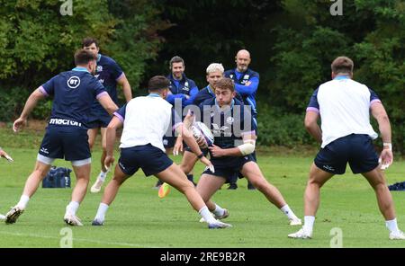 Oriam Sports Centre Edinburgh.Scotland, Regno Unito. 26 luglio 2023. Sessione di allenamento della Scotland Rugby Team per la famosa partita della Grouse Nations Series contro l'Italia sabato 29 luglio 23. Ollie Smith (Glasgow Warriors) su The Ball Credit: eric mccowat/Alamy Live News Foto Stock