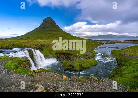 Cascate di fronte alla montagna di Kirkjufell in Islanda Foto Stock