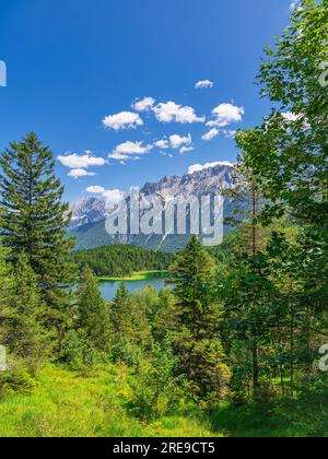 Vista sul lago Lautersee fino alle montagne Karwendel vicino a Mittenwald, Germania. Foto Stock