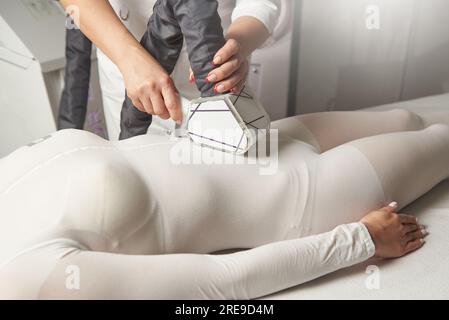 Correzione della figura con massaggio gpl sulla pancia femminile Foto Stock