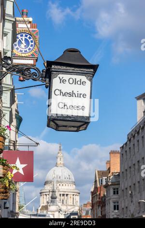 Cartello da pub "YE Olde Cheshire Cheese", Fleet Street, City of London, Greater London, England, Regno Unito Foto Stock