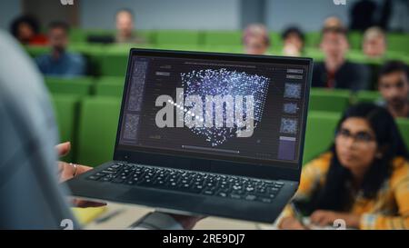 Primo piano di un professore universitario che utilizza un computer portatile con materiali di intelligenza artificiale. Insegnante femminile che tiene una lezione Foto Stock