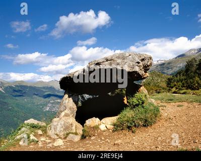 I Dolmen sono tumuli sepolcrali megalitici chiamati tumulo, una forma di lungo tumulo di dolmen, risalente al 3750–3650 a.C. circa. Vicino ad Antequera, Málag Foto Stock