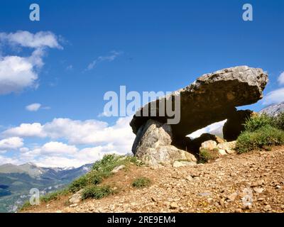 I Dolmen sono tumuli sepolcrali megalitici chiamati tumulo, una forma di lungo tumulo di dolmen, risalente al 3750–3650 a.C. circa. Vicino ad Antequera, Málag Foto Stock