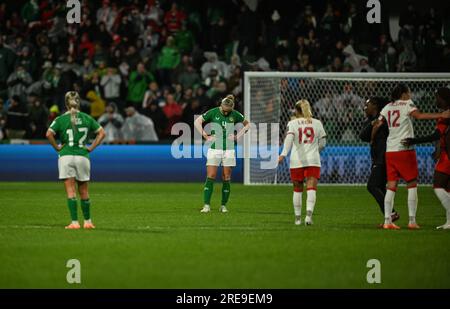 Perth, Australia. 26 luglio 2023. I giocatori irlandesi reagiscono dopo la partita del gruppo B tra Canada e Irlanda alla Coppa del mondo femminile 2023 a Perth, in Australia, il 26 luglio 2023. Crediti: Mao Siqian/Xinhua/Alamy Live News Foto Stock