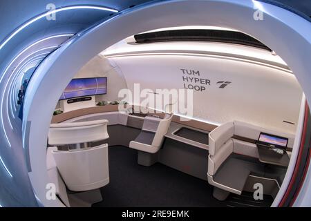 Ottobrunn, Germania. 26 luglio 2023. Il tubo del binario di prova Hyperloop con la sua cabina di trasporto è aperto per la visione prima che inizi l'apertura. Il nuovo tracciato di prova Hyperloop presso l'Università tecnica di Monaco (TUM) comprende un tubo del vuoto lungo 24 metri in calcestruzzo e un veicolo passeggeri di dimensioni normali - è il primo in Europa ad essere completamente certificato per il funzionamento dei passeggeri, secondo TUM. Crediti: Peter Kneffel/dpa/Alamy Live News Foto Stock