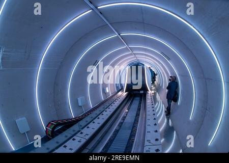 Ottobrunn, Germania. 26 luglio 2023. Il tubo del binario di prova Hyperloop con la sua cabina di trasporto è aperto per la visione prima che inizi l'apertura. Il nuovo tracciato di prova Hyperloop presso l'Università tecnica di Monaco (TUM) comprende un tubo del vuoto lungo 24 metri in calcestruzzo e un veicolo passeggeri di dimensioni normali - è il primo in Europa ad essere completamente certificato per il funzionamento dei passeggeri, secondo TUM. Crediti: Peter Kneffel/dpa/Alamy Live News Foto Stock