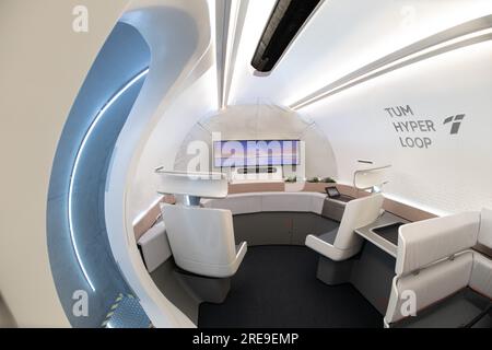 Ottobrunn, Germania. 26 luglio 2023. Il tubo del binario di prova Hyperloop con la sua cabina di trasporto è aperto per la visione prima che inizi l'apertura. Il nuovo tracciato di prova Hyperloop presso l'Università tecnica di Monaco (TUM) comprende un tubo del vuoto lungo 24 metri in calcestruzzo e un veicolo passeggeri di dimensioni normali - è il primo in Europa ad essere completamente certificato per il funzionamento dei passeggeri, secondo TUM. Crediti: Peter Kneffel/dpa/Alamy Live News Foto Stock