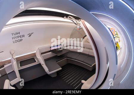 Ottobrunn, Germania. 26 luglio 2023. Il tubo del binario di prova Hyperloop con la sua cabina di trasporto è aperto per la visione prima che inizi l'apertura. Il nuovo tracciato di prova Hyperloop presso l'Università tecnica di Monaco (TUM) comprende un tubo del vuoto lungo 24 metri in calcestruzzo e un veicolo passeggeri di dimensioni normali - è il primo in Europa ad essere completamente certificato per il funzionamento dei passeggeri, secondo TUM. Crediti: Peter Kneffel/dpa/Alamy Live News Foto Stock